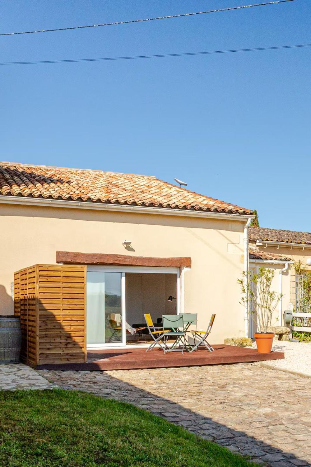 Guesthouse Les Maurins Saint-Sulpice-de-Faleyrens Exteriör bild